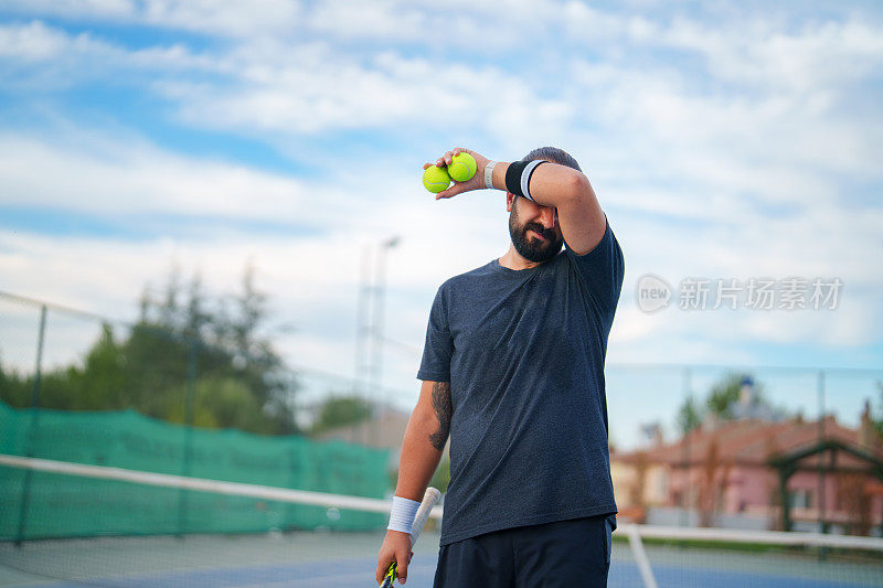 网球运动员正在擦汗