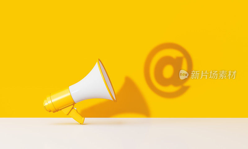 标志和黄色背景上的黄色扩音器