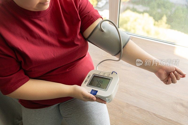 使用血压监测仪自行测量血压和心率，具有医疗保健和医疗理念