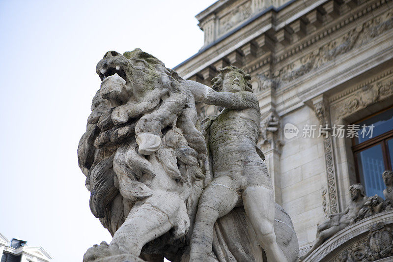 布鲁塞尔证券交易所外的狮子雕塑