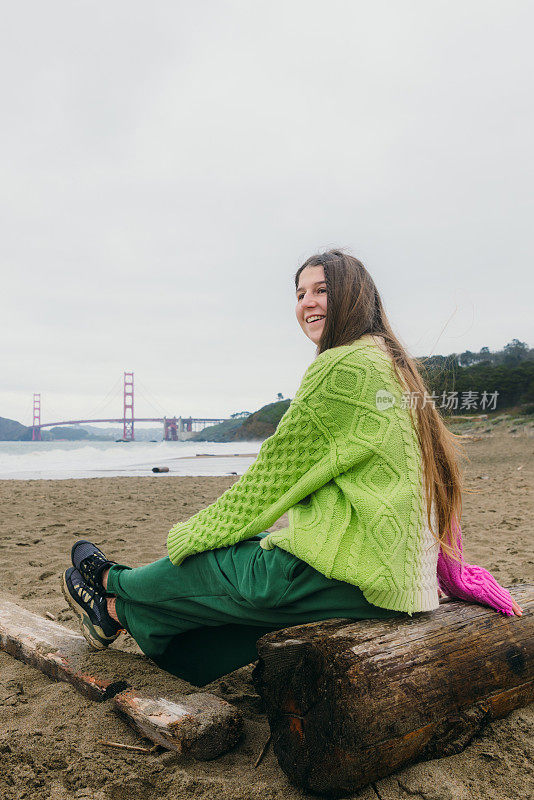 快乐的女人在加州旧金山的贝克海滩沉思