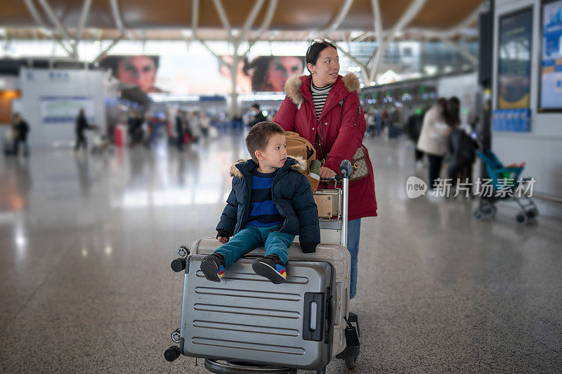 冒险的开始:多种族幼儿准备旅行