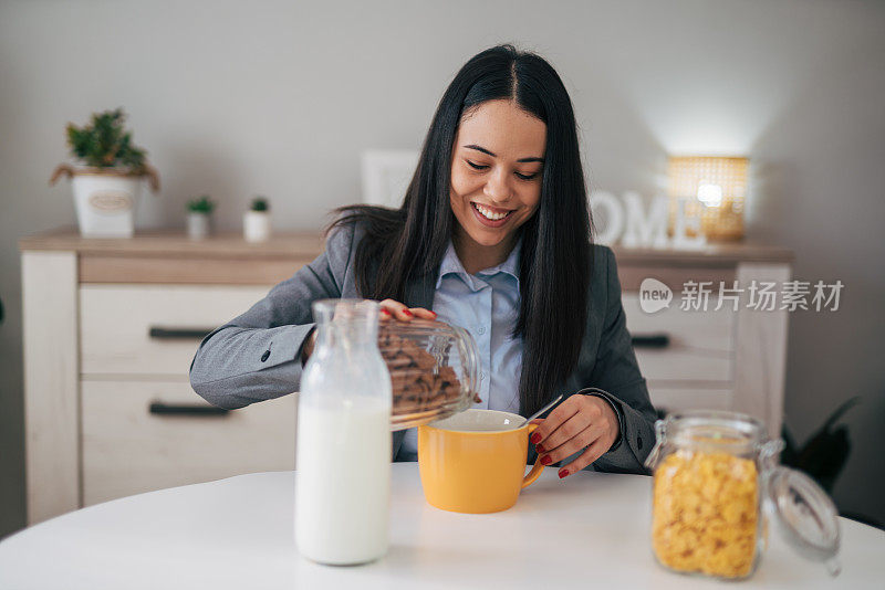 可爱的微笑女人在清晨吃早餐