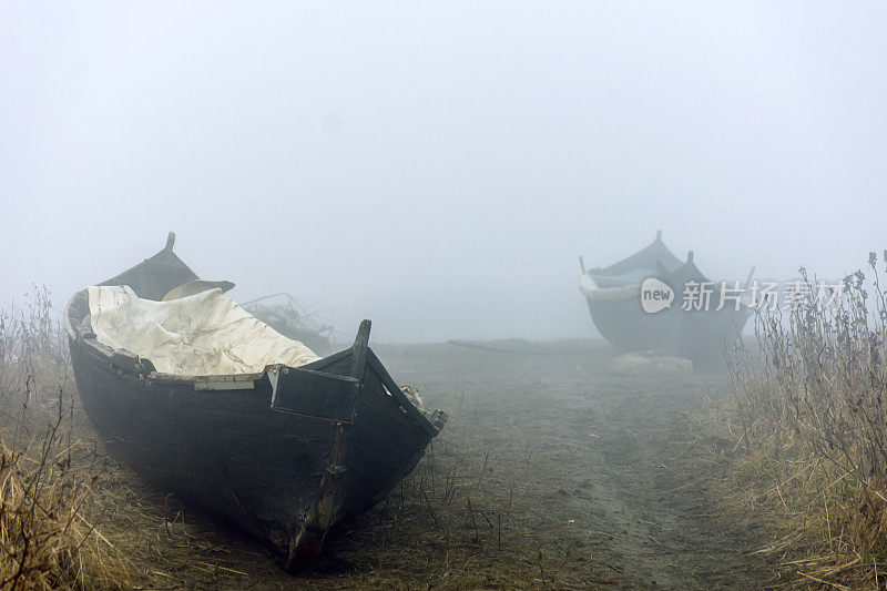 多雾的多瑙河岸边的船只。