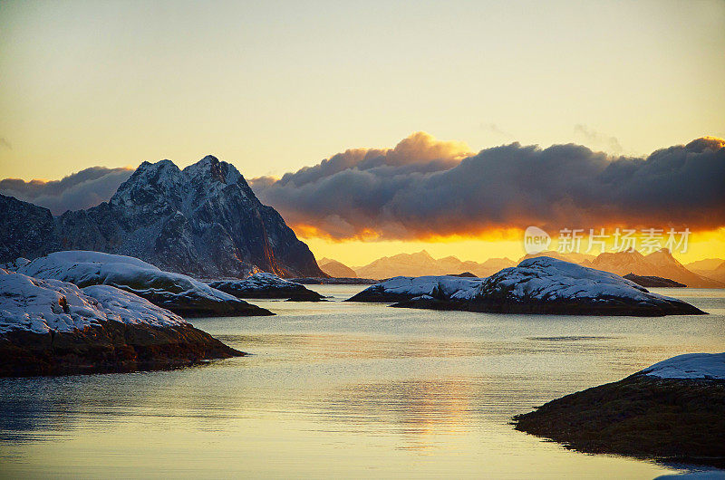 午夜太阳北极圈在罗弗敦群岛，挪威