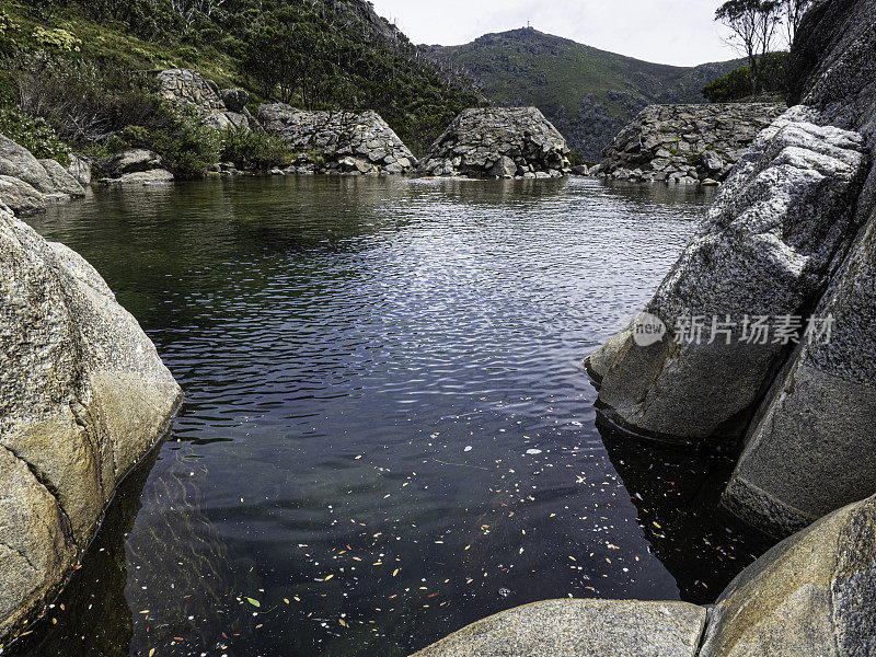 山间无边泳池