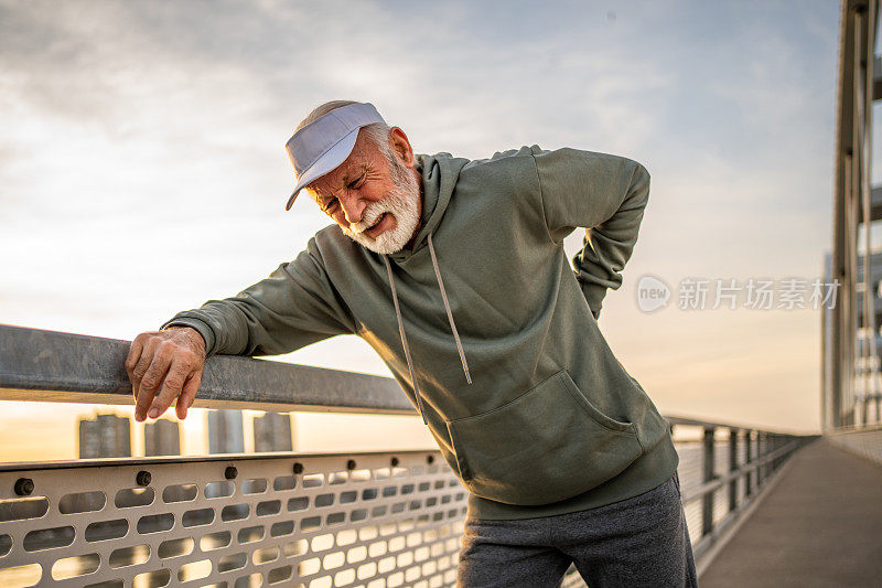 资深运动员在跑步时面临背部疼痛