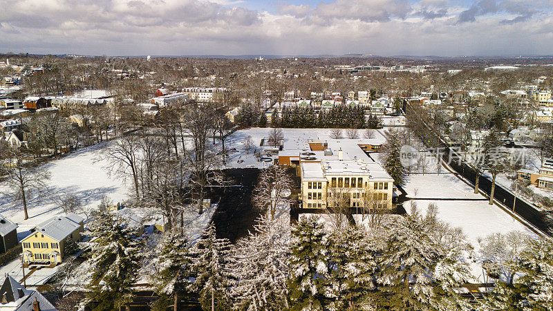 白雪皑皑的城市住宅景观，点缀着房屋和公园