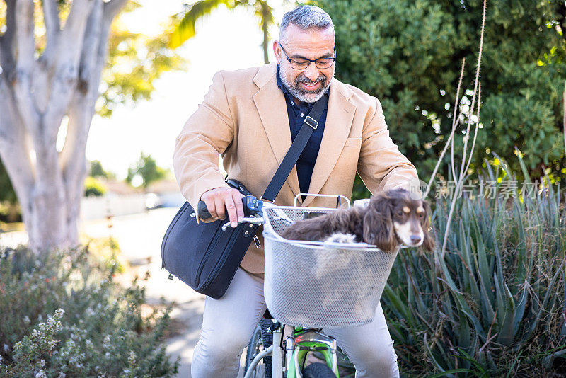 骑自行车上下班的人带着他的狗