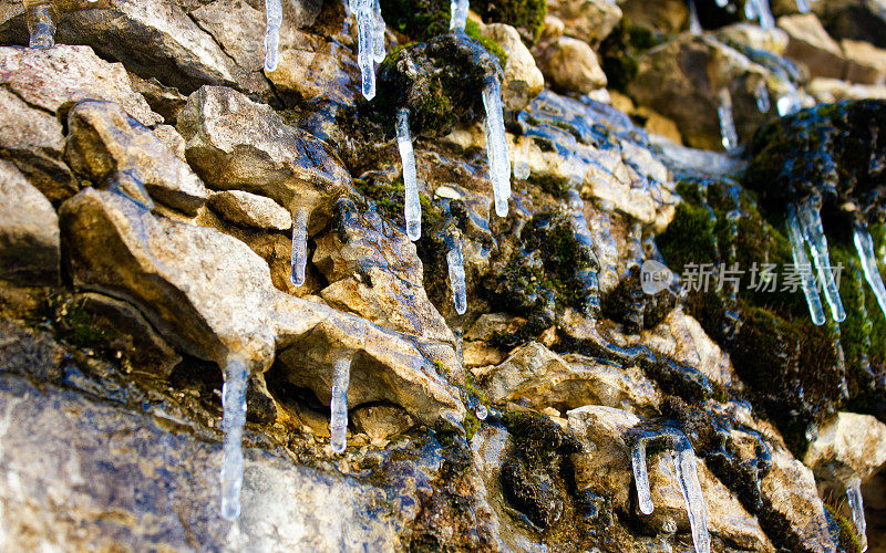 冰柱，岩石斜坡上的冰。全球气候，变暖，自然的概念。