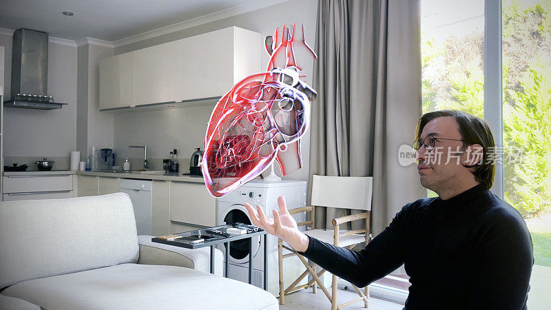 医生在家里用人工智能检查全息心脏