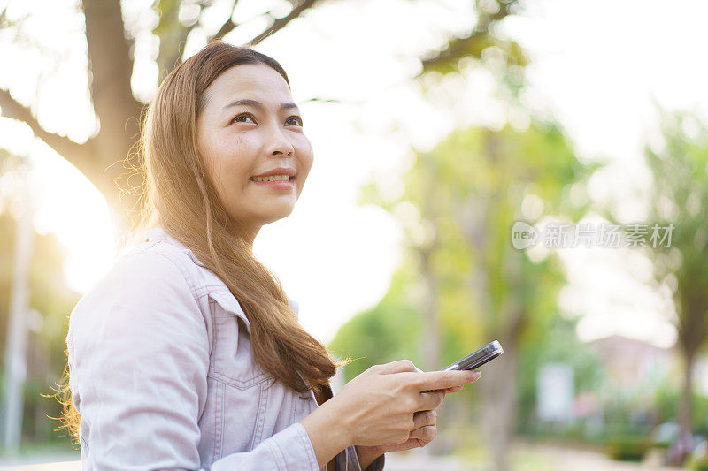 女子用智能手机发信息和视频通话。