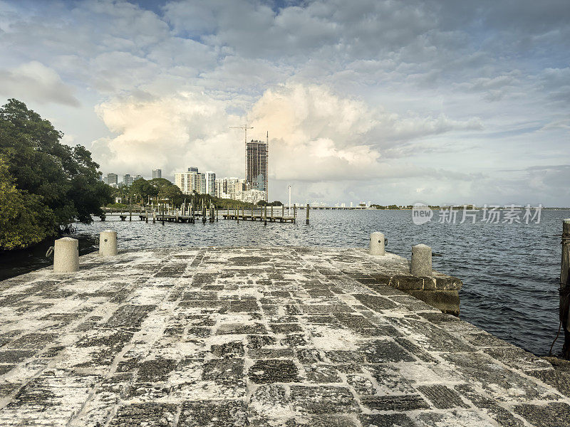 比斯坎湾的石头码头，背景是布里克尔社区。迈阿密，佛罗里达州，美国