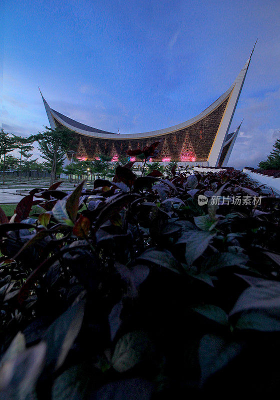 西苏门答腊大清真寺黄昏全景