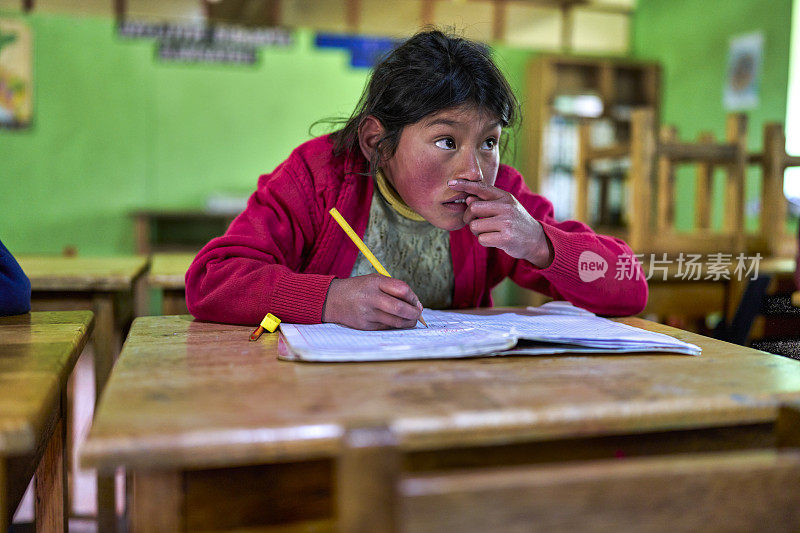 来自奎罗族的克丘亚女孩在学校跟随她的老师