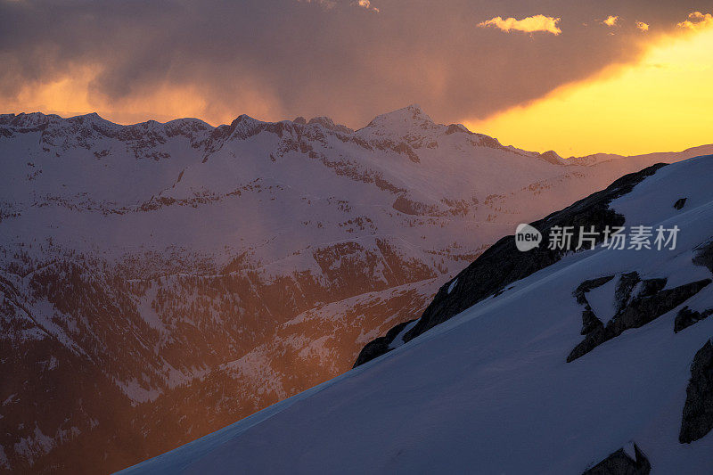 山峰上的高山辉光