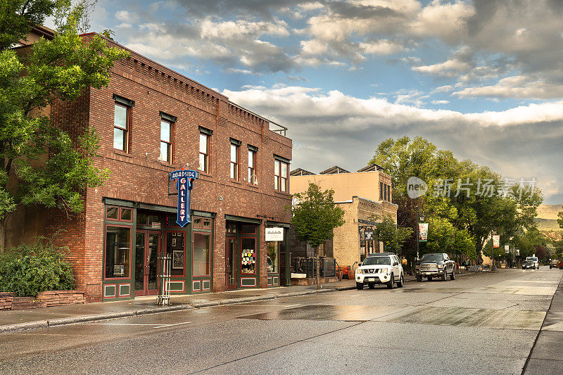 科罗拉多州历史悠久的老矿业小镇卡本代尔大街上的商店和建筑