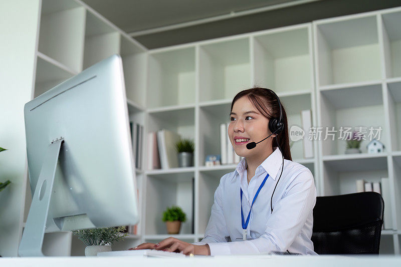 客服中心的亚洲女性负责客户服务，技术支持和咨询，与客服中心的员工接线员联系和沟通