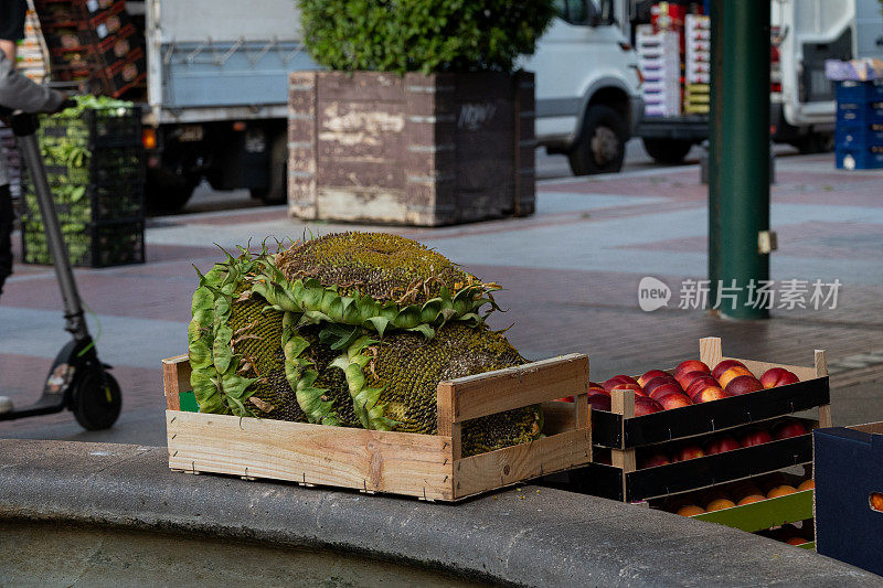 在这个城市的露天市场上，葵花籽和红苹果旁边的盒子。