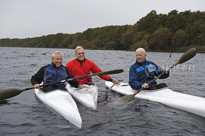 三个中年男子皮划艇