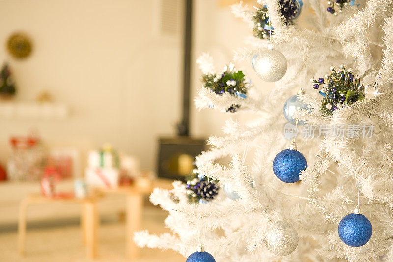 客厅里的白色圣诞树