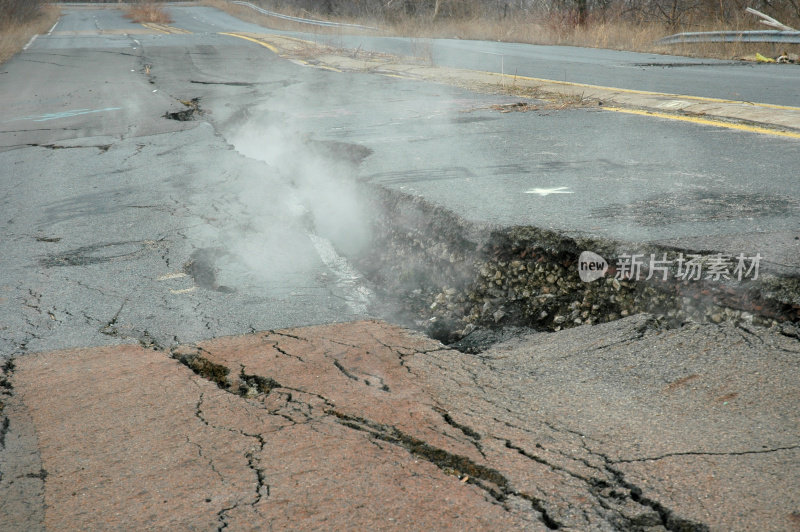 通过道路裂缝