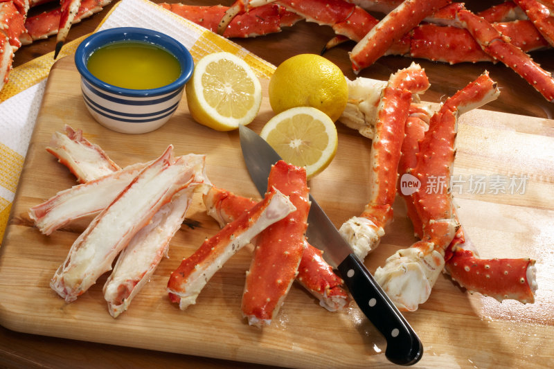 准备板上的阿拉斯加帝王蟹，用刀和柠檬