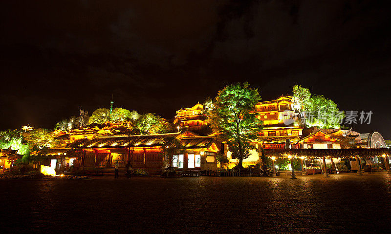 美丽的夜景与金色的光在丽江，中国云南