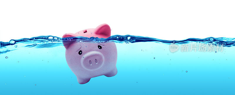 小猪储蓄罐淹没在债务储蓄的风险