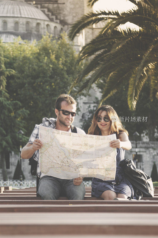 一对游客夫妇在伊斯坦布尔看地图