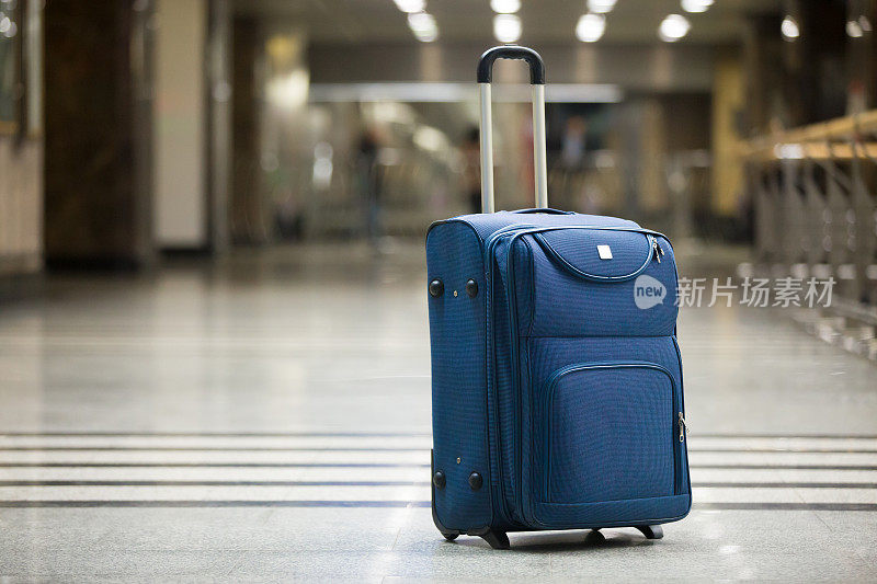 机场蓝色行李箱