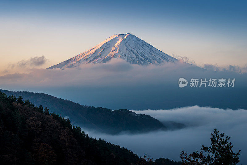 富士山笼罩在云中，天空晴朗