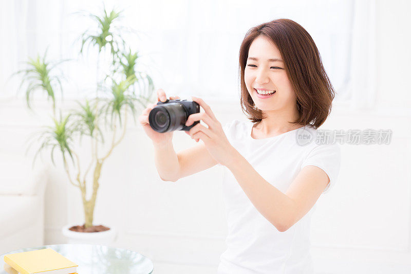 女性使用相机