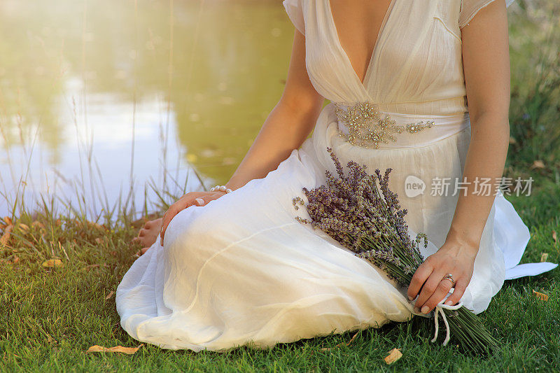 新娘坐在花园的草地上