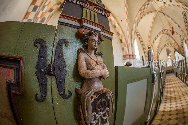 木制浮雕的夏娃在Orø教堂