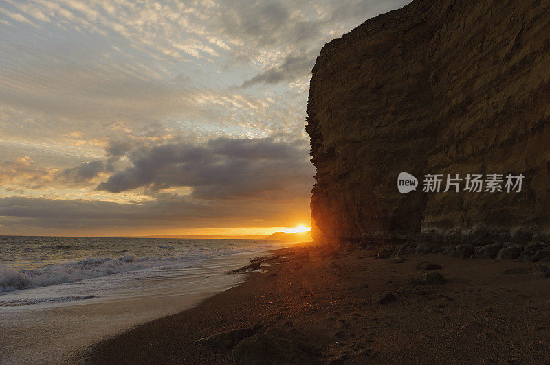 英国多塞特海滩上美丽的日落