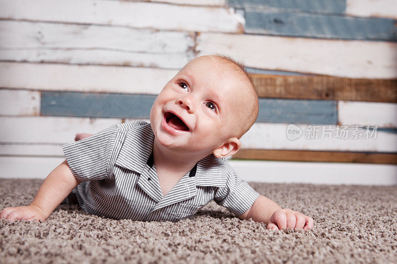 可爱的小男孩在地板上爬