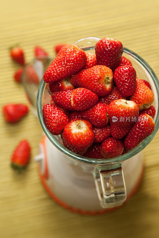 搅拌机里的新鲜草莓