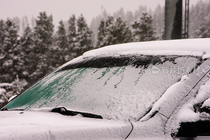 冰雪中的汽车