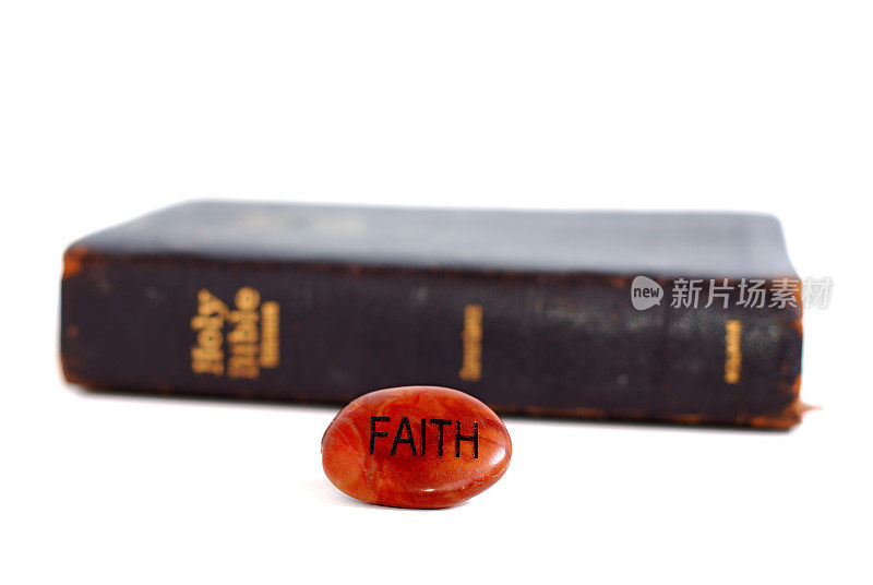 圣经和岩石说信仰的孤立镜头