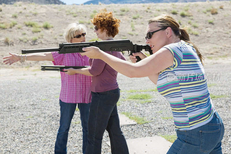 女教练在一个户外射击场讲解枪支安全