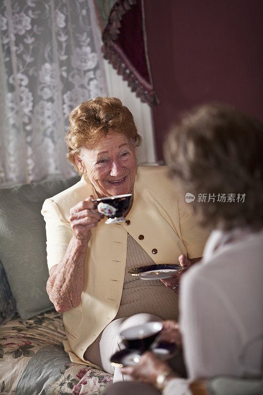 老年妇女饮茶