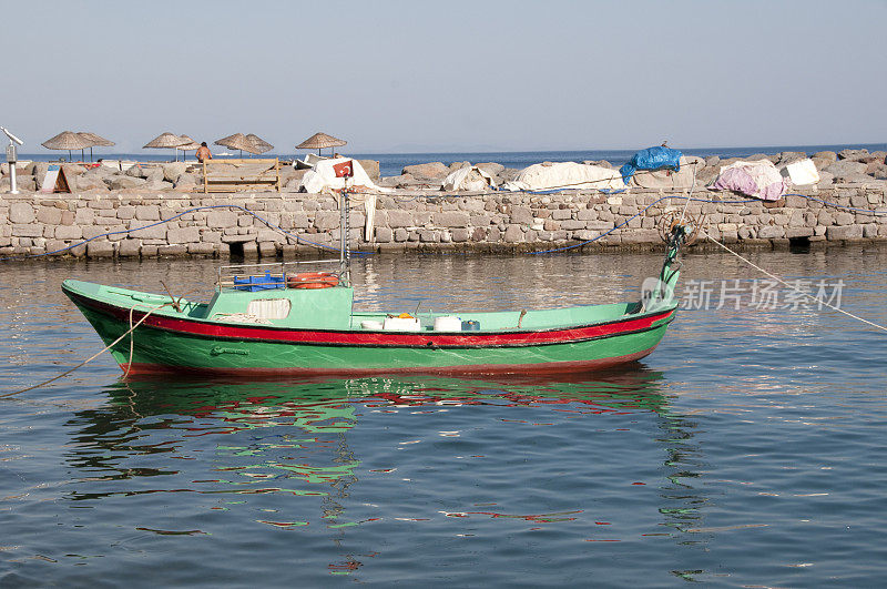 土耳其爱琴海的一艘渔船