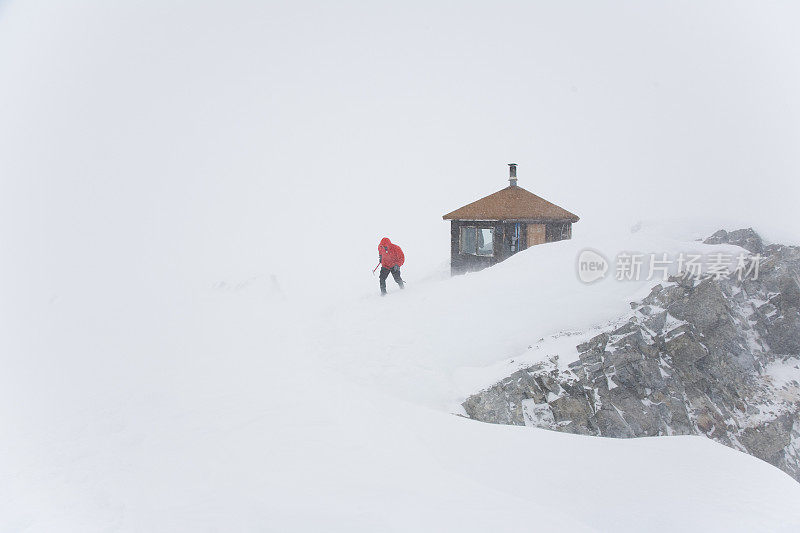 徒步旅行者和山间小屋