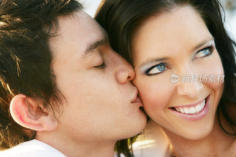 男人亲吻女人的脸颊