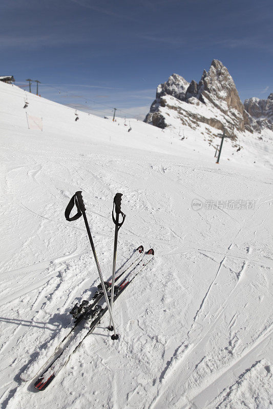 Dolomites的滑雪装备和山峰(XXXL)