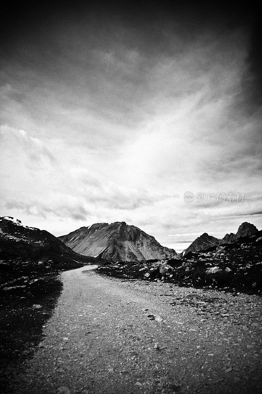 阿尔卑斯山的砾石路，黑与白