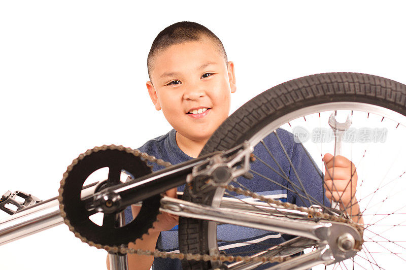 修自行车的孩子