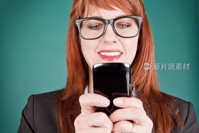 戴着书呆子眼镜的女商人发短信