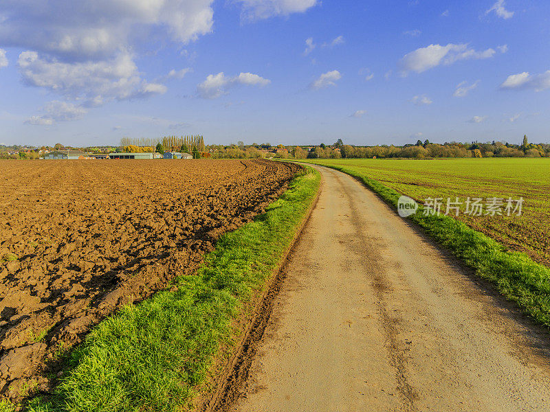 乡村的小路上